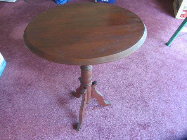 lot 14 image: Pedestal Table