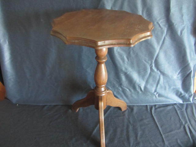 lot 27 image: Pedestal Table