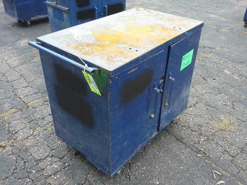lot 3004 image: Metal Job Box Bench Cart with Lower Door Storage
