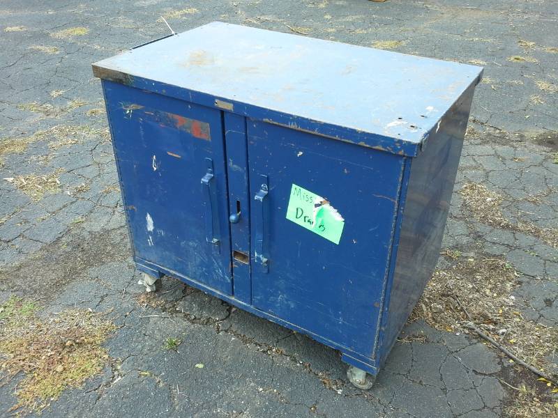 lot 3016 image: Metal Job Box Bench Cart with Lower Door Storage
