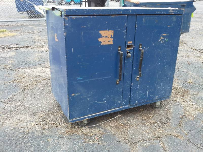 lot 3022 image: Metal Job Box Bench Cart with Lower Door Storage