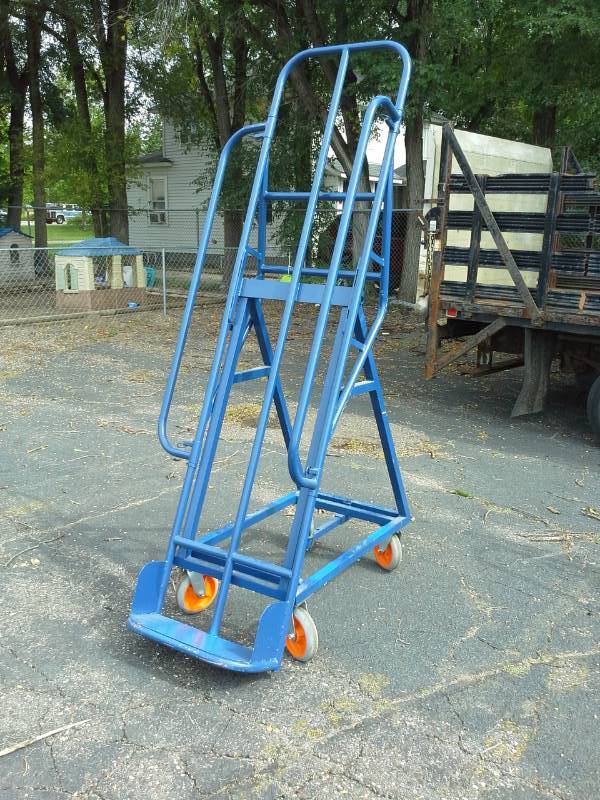 lot 3039 image: Adapa Commercial 4-Wheel Metal Tilt Cart