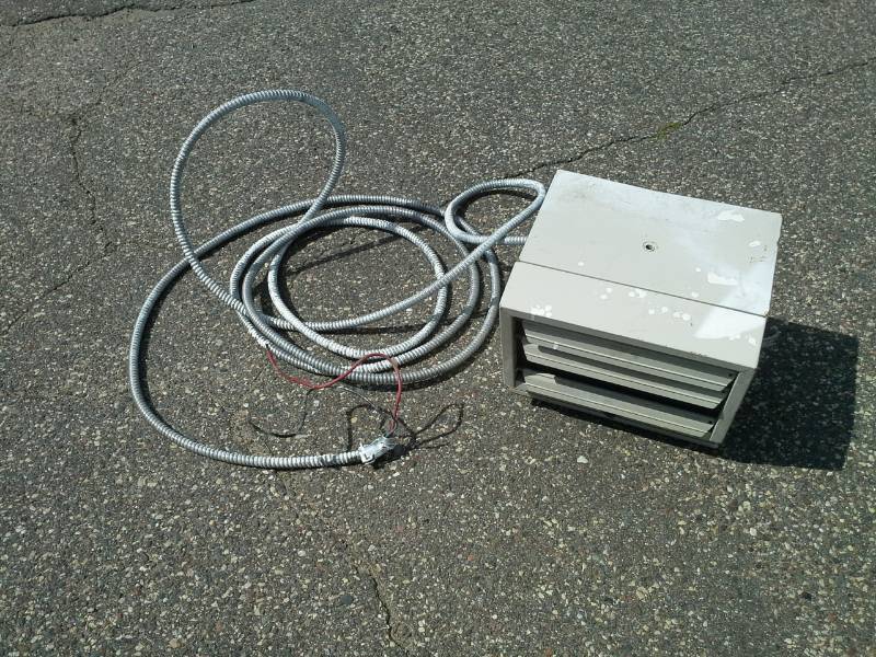 lot 919 image: Small Electric Heater