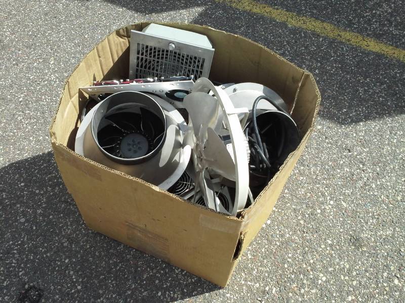 lot 927 image: Box of Fans