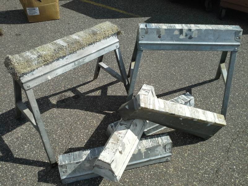 lot 928 image: Set of 6 Collapsable Metal Saw Horses