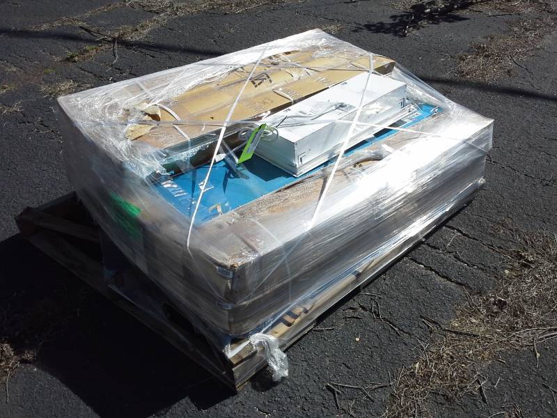lot 3047 image: Pallet of Light Fixtures