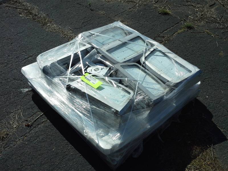 lot 3048 image: Pallet of Light Fixtures