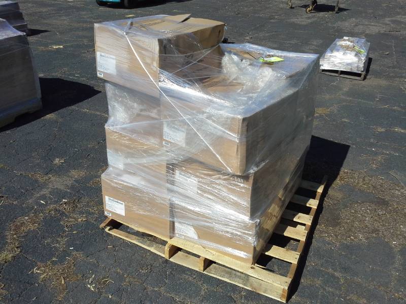 lot 3050 image: Pallet of Light Fixtures