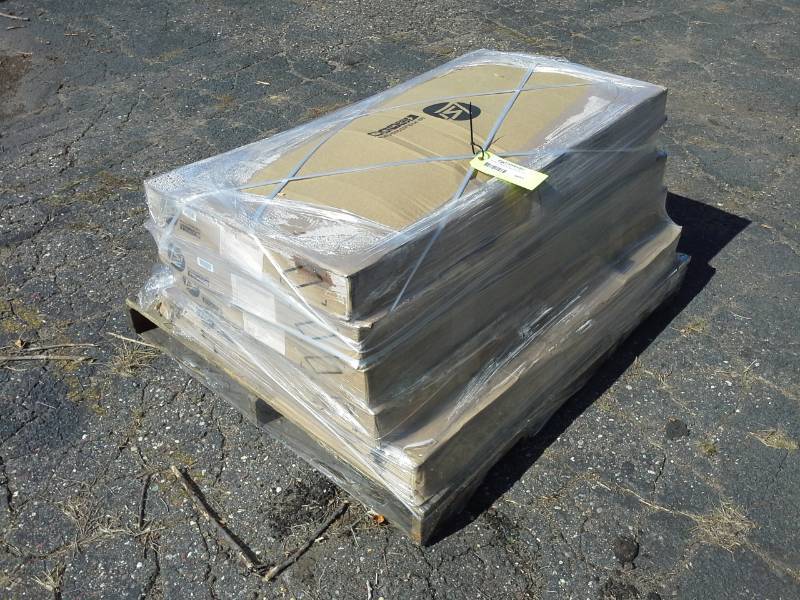 lot 3053 image: Pallet of Light Fixtures