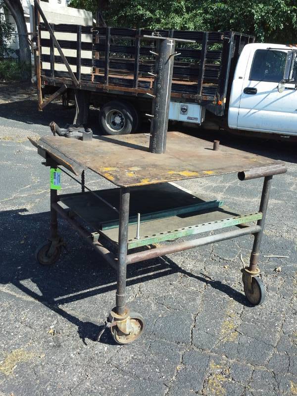 lot 3054 image: Rolling Metal Table with Chain Vice