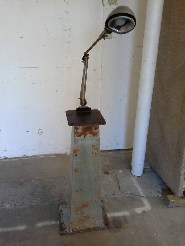 lot 3106 image: Metal stand with light