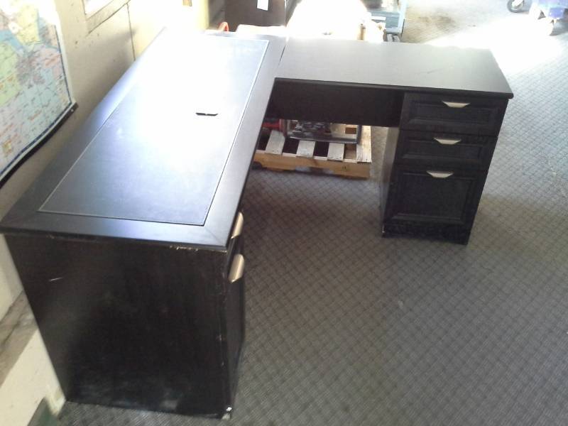 lot 3075 image: Leather topped Office desk