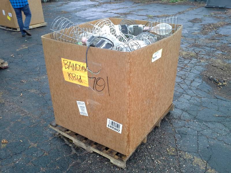 lot 3057 image: Pallet lot of lights