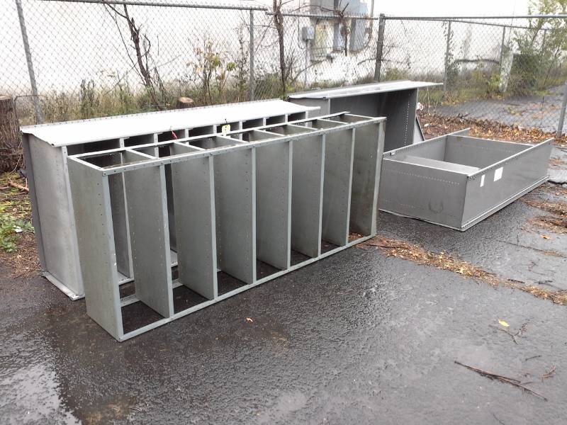 lot 3061 image: Set of 4 Metal Shelving Units