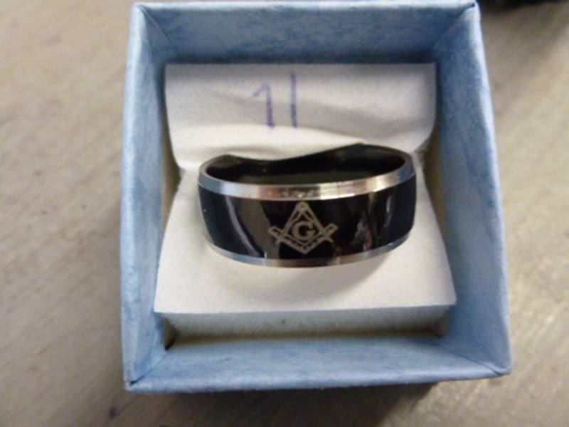 lot 21 image: Mens Ring