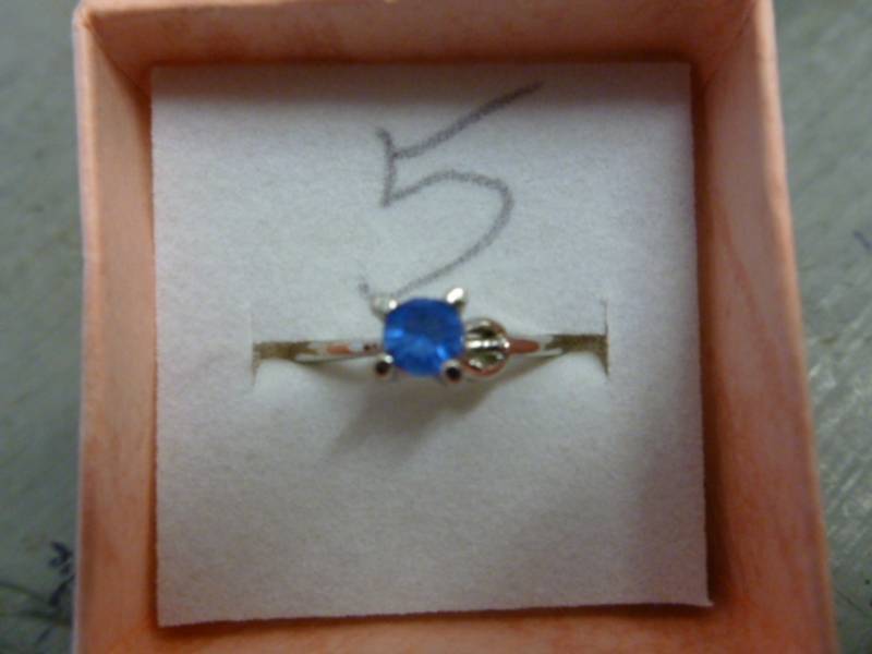 lot 22 image: Ladies Ring