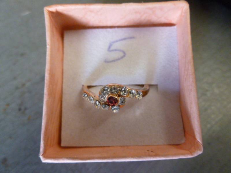 lot 23 image: Ladies Ring