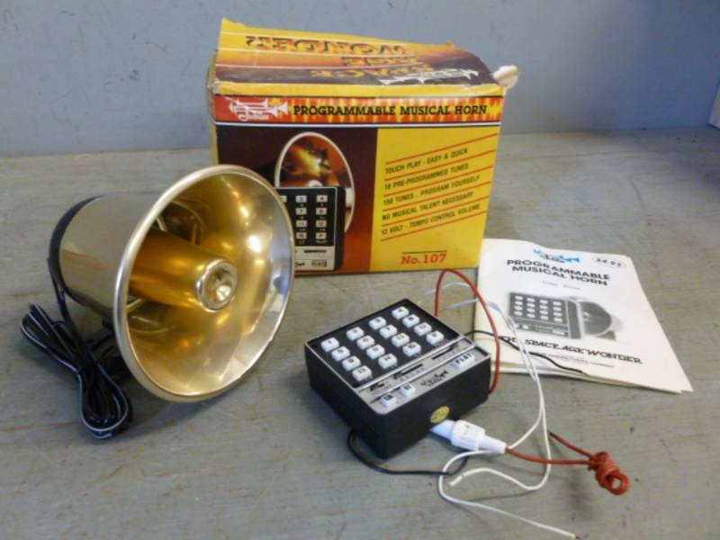 lot 36 image: Vintage Musical Horn
