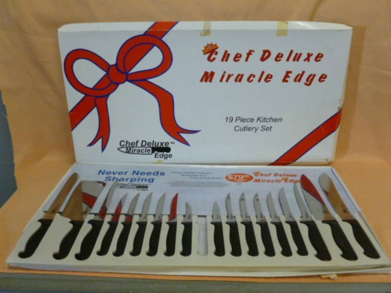 lot 39 image: New Knife Set