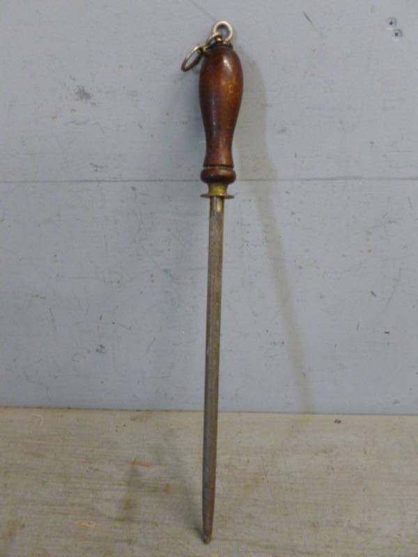 lot 43 image: Vintage Knife Sharpening Steel