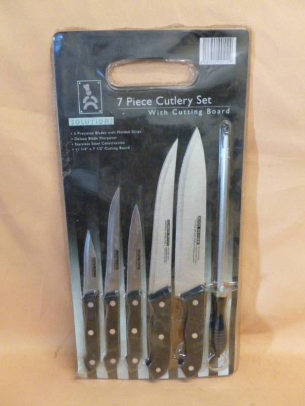 lot 51 image: New Knife Set