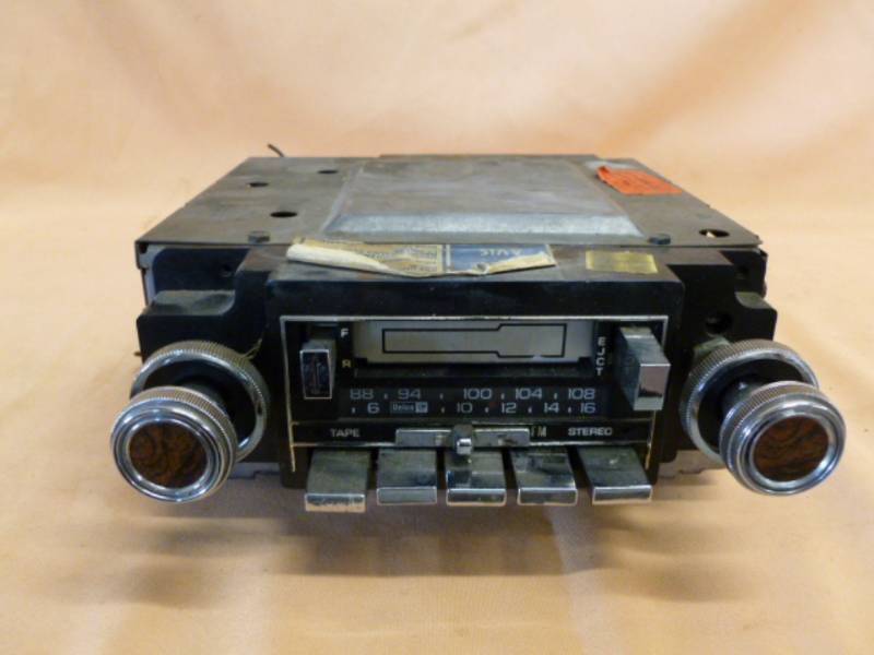 lot 54 image: Vintage Car Radio