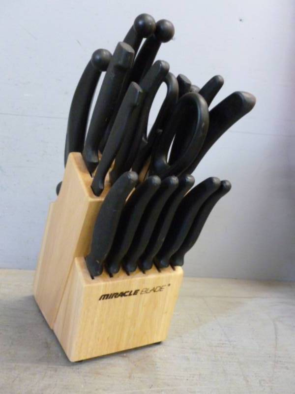 lot 63 image: Knife Block Set