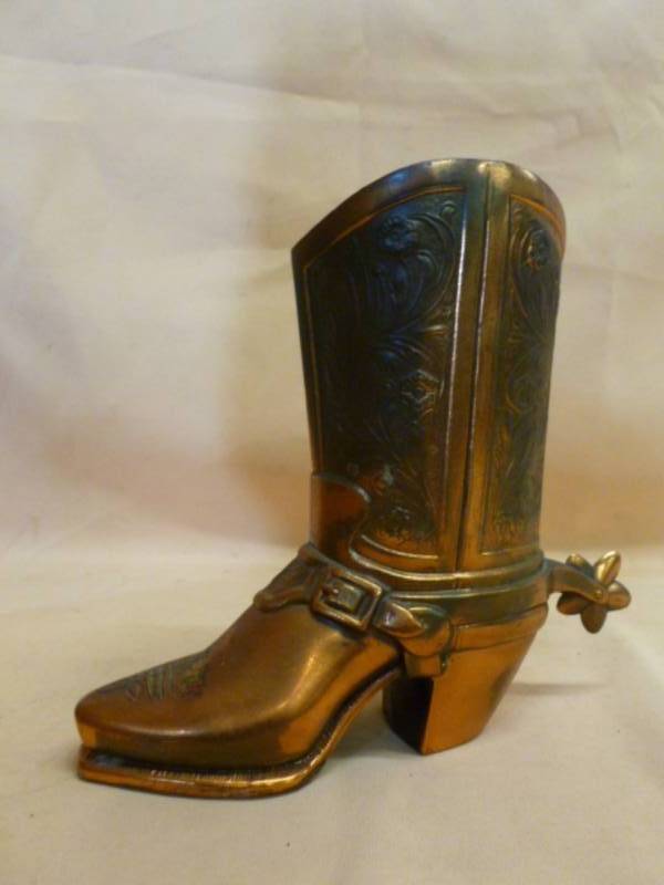 lot 66 image: Decorative