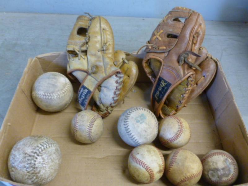 lot 71 image: Vintage Baseball Gloves