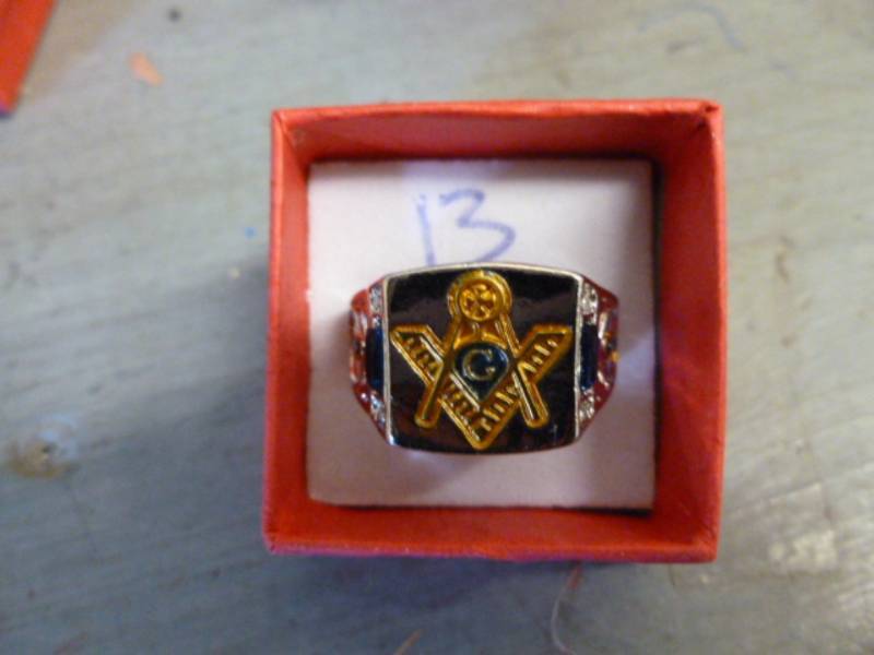 lot 75 image: Mens Ring