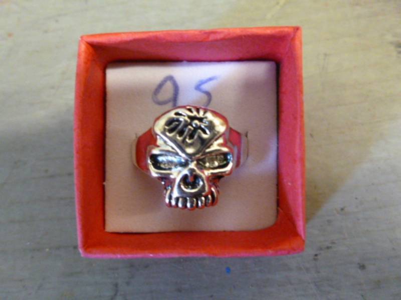 lot 77 image: Mens Ring