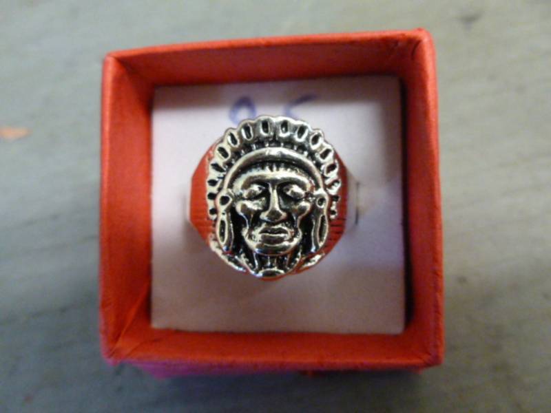lot 78 image: Mens Ring