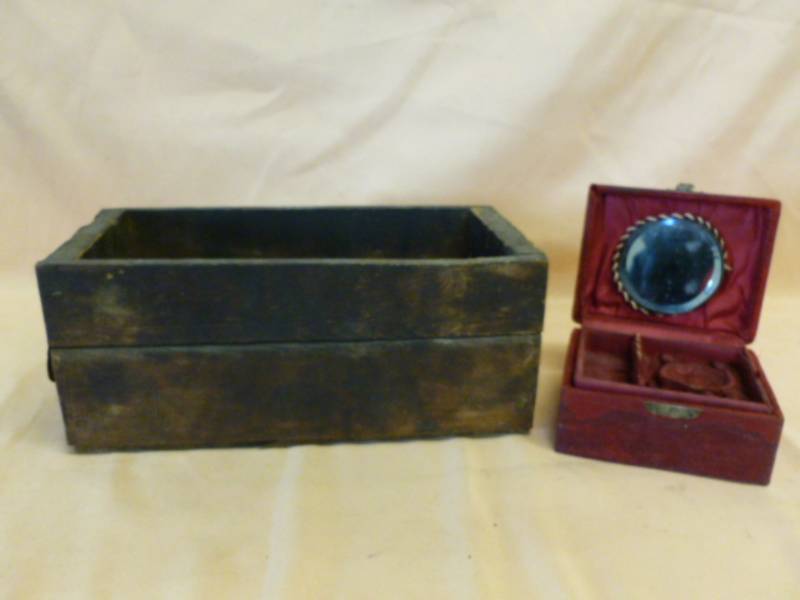 lot 79 image: Vintage Wooden Box