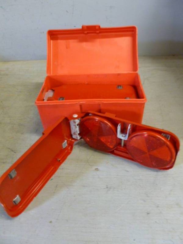 lot 165 image: Emergency Reflector Kit