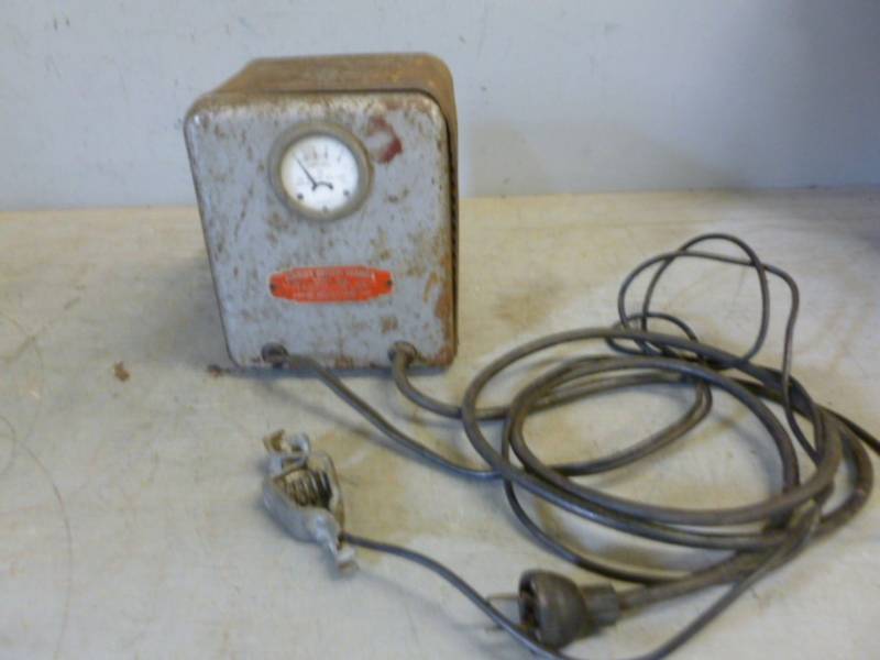 lot 210 image: Battery Charger