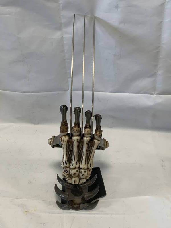 lot 37 image: Personal Wolverine Claw
