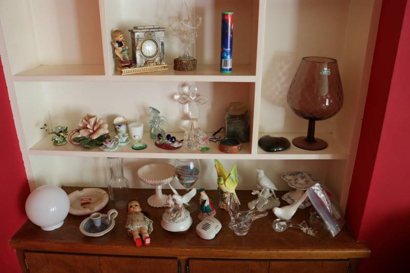 lot 301 image: Lot of glassware and decorative ite...