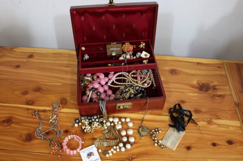 lot 308 image: Jewelry box with jewelry...