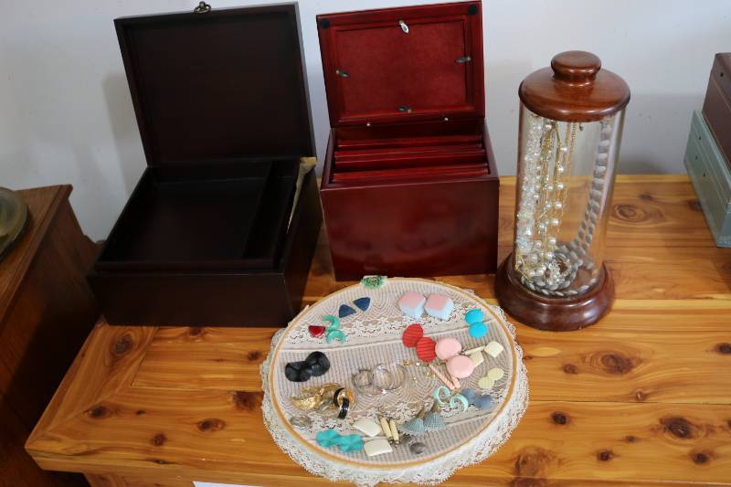lot 311 image: Photo box, jewelry box and jewlery ...