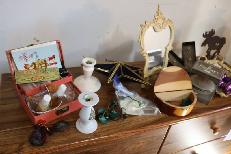 lot 312 image: Lot of decorative items and perfume...