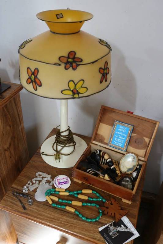 lot 313 image: Jewelry box, jewelry and table lamp...