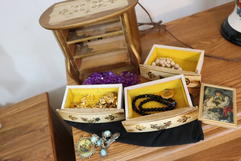 lot 314 image: Musical jewelry box...