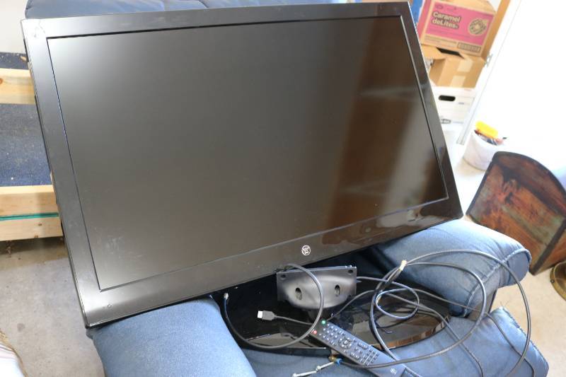 lot 319 image: 40 TV with mount and remote...