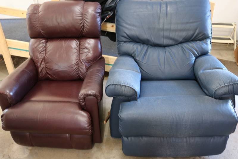 lot 321 image: 2 recliners...