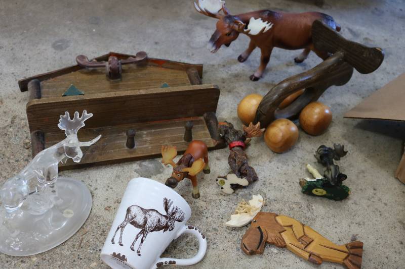 lot 323 image: Lot of moose and decorative items...