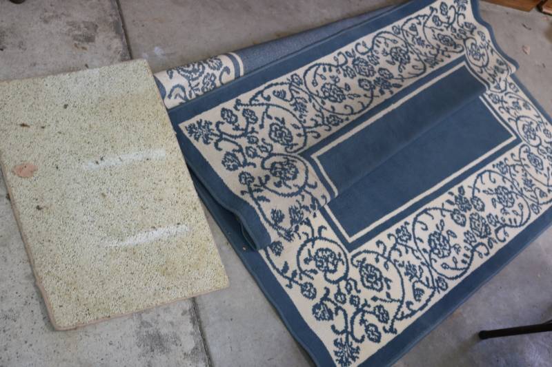 lot 326 image: area rug 5.6 x 7 foot and small mat...