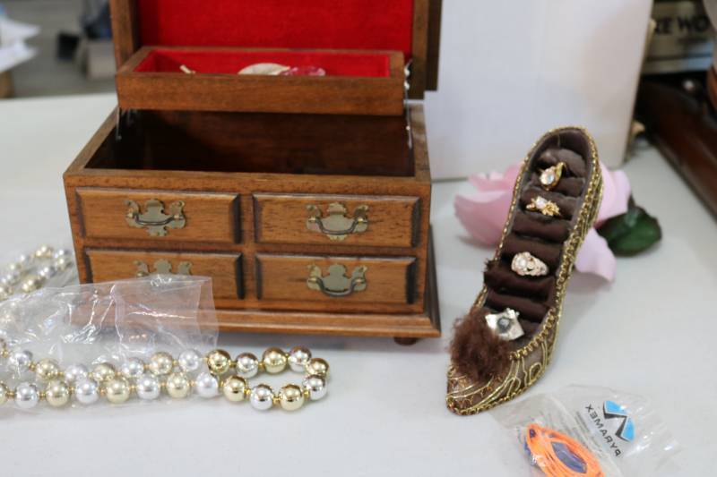 lot 331 image: Music box with jewlery and shoe hol...