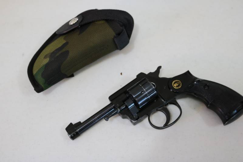 lot 337 image: RG 24 6 shot 22 with holster Serial...