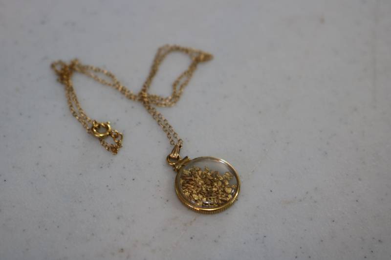 lot 349 image: Pure Gold in a neckalce display...