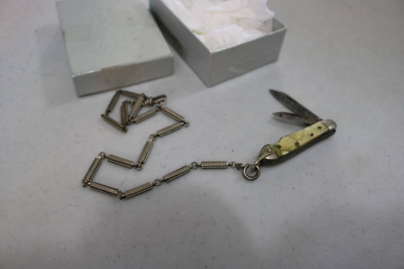 lot 365 image: Vintage pocket knife...